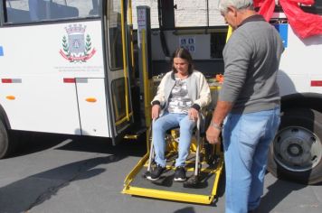 Micro-ônibus para transporte de pacientes da saúde é entregue à população