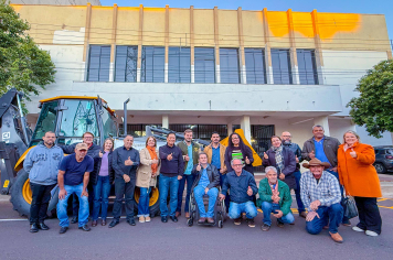 Em visita ao município, Nishimori oficializa entrega de restroescavadeira 