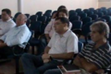 Prefeitura e Câmara Municipal recebem proposta para direcionamento do lixo urbano