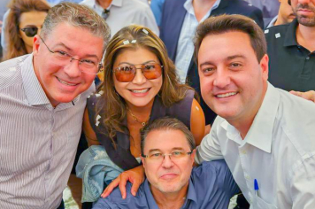 Prefeito Beto Dentista e Primeira dama Luciana Nó Recebem ônibus escolar de Governador e Deputado.