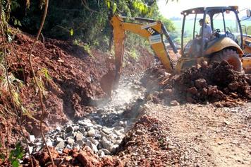 Departamento de Obras realiza drenagem das nascentes na estrada de Pulinópolis