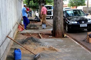 Departamento de Obras realiza melhorias na calçada em frente da Assistência Social