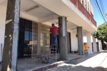 Após anos sem receber melhorias, prédio da prefeitura de Mandaguaçu agora passa por reforma geral na estrutura 