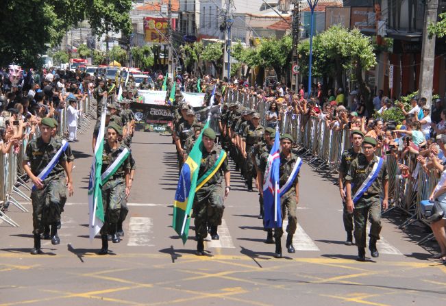 Desfile Cívico marca comemoração do aniversário da cidade de Mandaguaçu de 70 anos