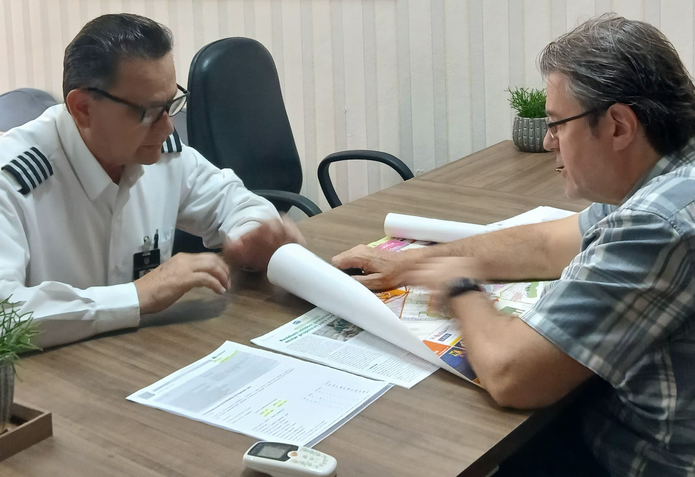 Prefeito se reúne com representante da Viação Garcia e cobra melhorias no transporte