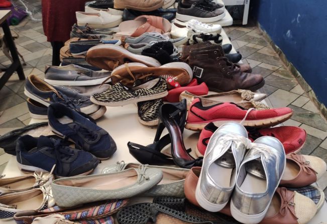 Assistência Social distribui roupas e calçados arrecadados pelo município.