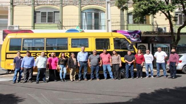 Mandaguaçu recebe novo ônibus escolar