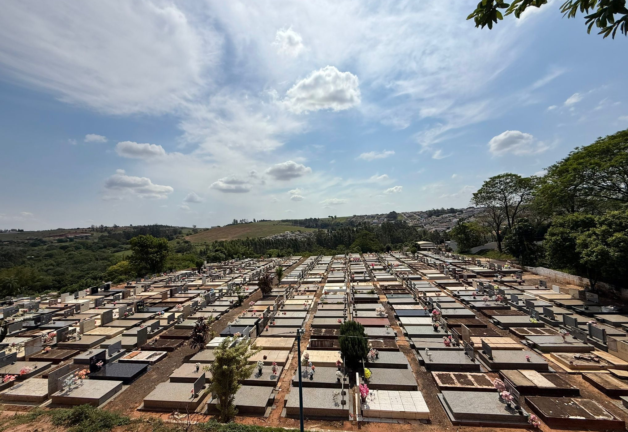 Serviços Públicos finaliza melhorias no cemitério para Dia de Finados
