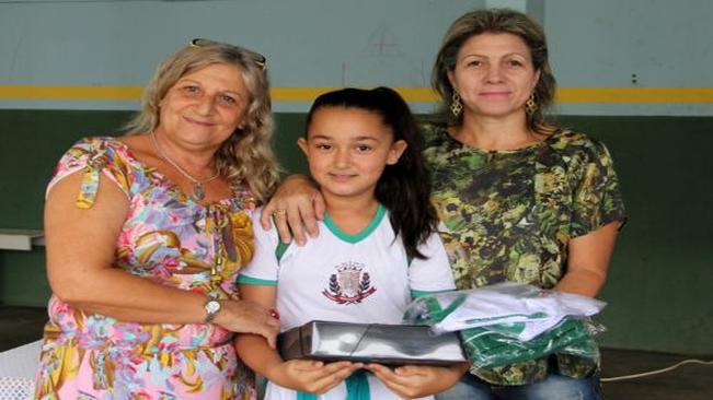 Departamento de Educação e Cultura realiza entrega dos uniformes e kit escolar 2016