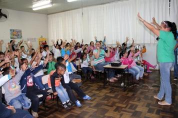 Escola Municipal Miguel de Souza participa de palestra sobre destino correto do lixo e combate à dengue