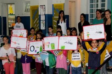 Apresentação sobre prevenção da dengue da Escola Municipal Santo Carraro