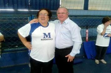 Departamento de Esportes entrega novas camisetas aos participantes do projeto Melhor Idade