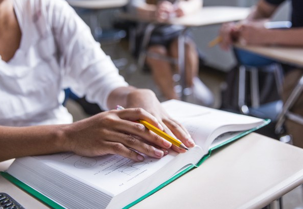 Ação quer trazer para sala de aula quem não sabe ler e nem escrever
