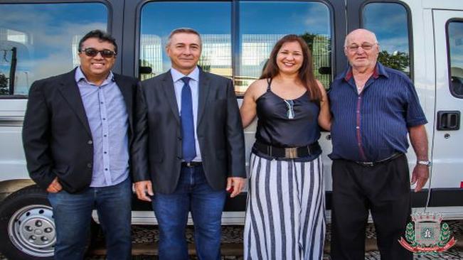 Mandaguaçu recebe veículo para APAE