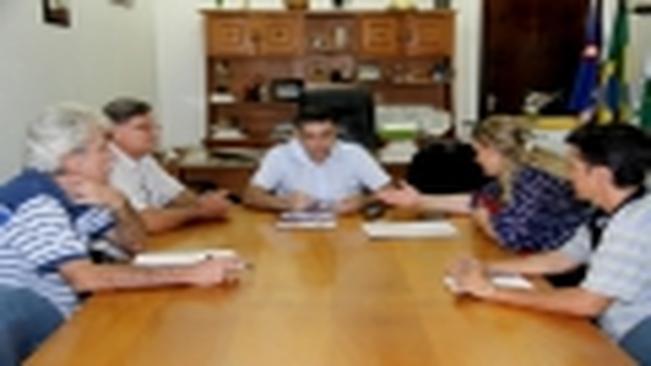 Reunião para apresentação de proposta sobre controle de combustível na frota da Prefeitura Municipal