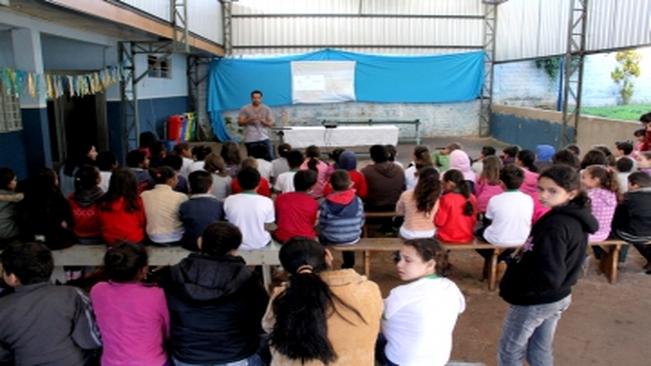 Escola Municipal Barão do Rio Branco participa de palestra sobre combate à dengue e destino correto do lixo