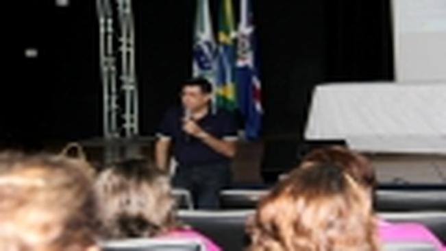 Funcionários do Departamento Administrativo recebem treinamento