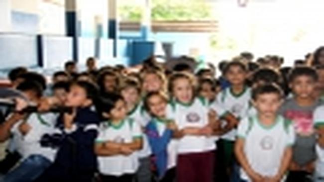 Prefeitura Municipal de Mandaguaçu entrega materiais escolares e uniformes