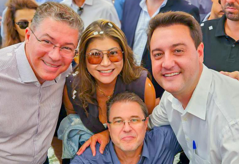 Prefeito Beto Dentista e Primeira dama Luciana Nó Recebem ônibus escolar de Governador e Deputado.