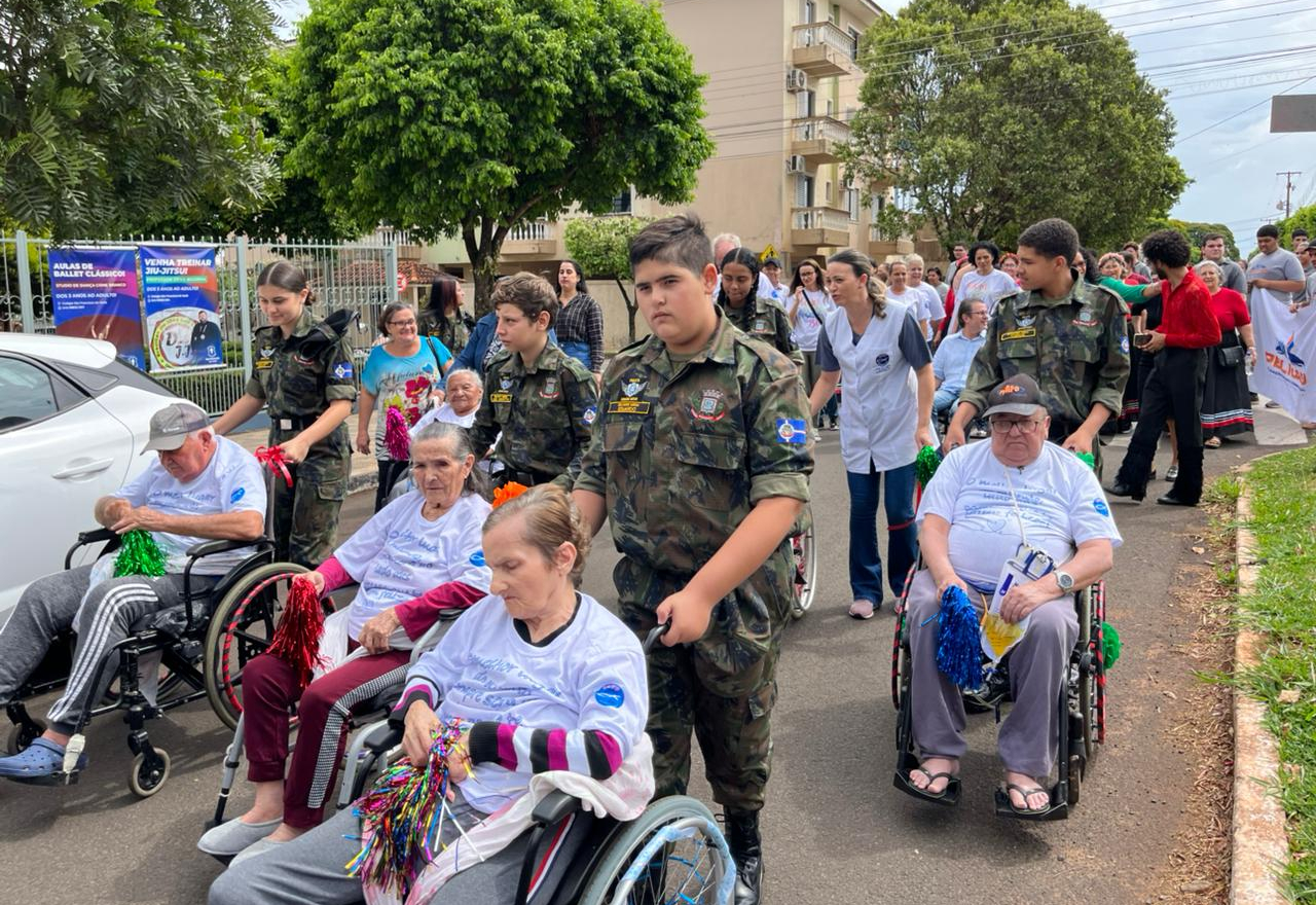 Caminhada por respeito, atenção e cuidados marca Dia do Idoso 