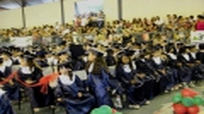 Alunos da Educação Infantil de Mandaguaçu participam da cerimônia de formatura