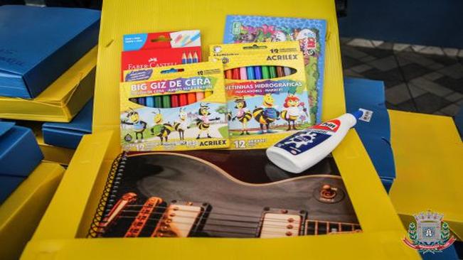 Alunos da rede municipal de Mandaguaçu ganham kits escolares