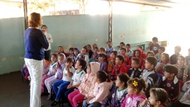 Departamento de Saúde e Vigilância Sanitária realizam palestras sobre a dengue nas Escolas Municipais