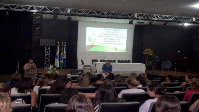 Departamento de Educação e Cultura promove palestra aos auxiliares e atendentes dos centros municipais de educação infantil